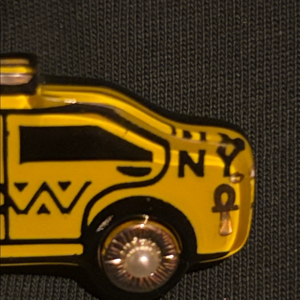 🪩 CC 🚕 resin brooch 💛 NEW 🖤 - Picture 5 of 9
